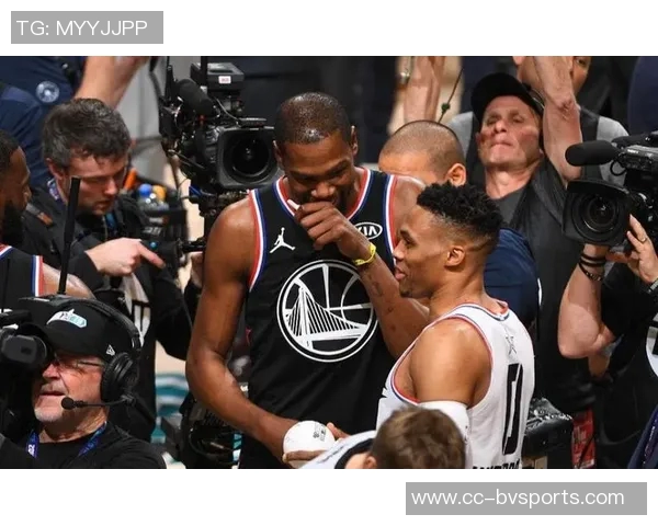 杜兰特称赞威少传奇地位呼吁他继续留在NBA赛场上