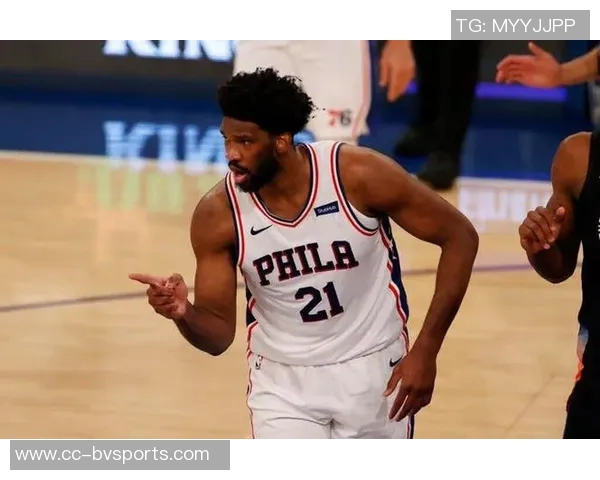 琼斯盛赞卢克肖表现自信从容攻防两端游刃有余状态回暖