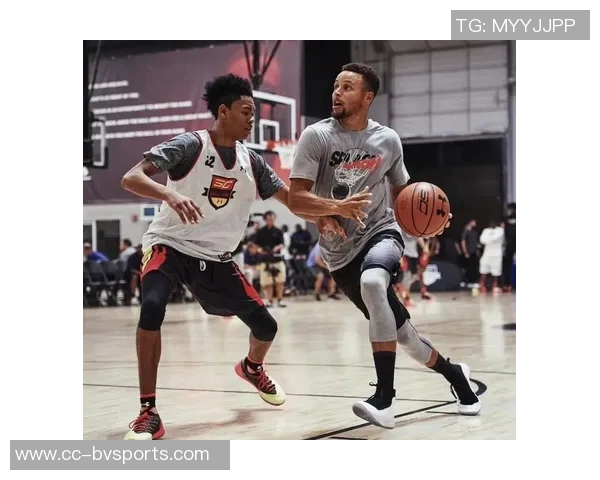 安芬尼西蒙斯女友现场带娃观战颜值如何网友热议